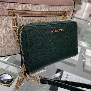 Michael Kors Large Leather Smartphone Wristlet Wallet Phoneholder
Racing Green